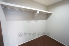 ウォークインクローゼット付き＾＾ハンガーパイプ下にボックスを置いて、枕棚を活用して、たっぷりと収納できそうです＾＾