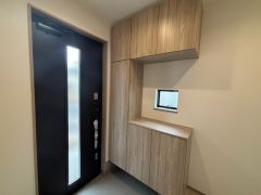 たっぷり収納できるシューズボックス付きです。家族全員の靴がきれいに整頓できます。棚の上にお花や写真を飾っても良いですね。