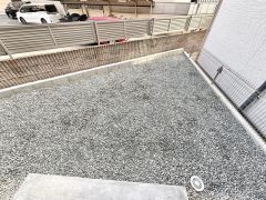 南面の陽当たりスペース。小さなガーデンや物干しにも。防草対策済みのすっきりとした庭先です。