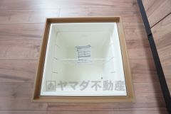 キッチンには床下収納を設けています。生活スペースを減らさず、キッチン用品や非常食など様々なものを収納できます。