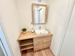 木目調のデザインがおしゃれな洗面化粧台