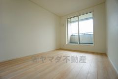 同仕様写真。寛ぎの時間を紡ぎだす主寝室は、大型ベッドを置いても余裕の広さを確保しています。