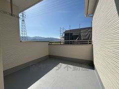 陽当たりの良いインナーバルコニー。壁が少し高く、プライバシー確保もされています＾＾ 幅広のインナーバルコニーは多少の雨でも洗濯物を守ってくれ、家事を助けてくれること間違いなし。