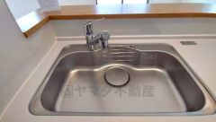 大きなお鍋も楽々洗える幅の広いシンクです＾＾ステンレスシンクなので簡単にお掃除できますよ。洗剤やスポンジもすっきりできる収納付き。