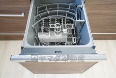 同仕様写真。現況と異なる場合は現況を優先します。 炊事時間を大幅に短縮できる食器洗浄乾燥機付き＾＾食器を洗う手間が減るので家族とのコミュニケーションの時間や自分の時間が増えますね。