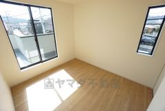 5帖。2面採光を確保した明るい室内は、風通しも良く、大変居心地の良い空間となっております。日当たりがよく、子供部屋としての利用もおすすめ。 