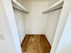 大容量のウォークインクローゼット。季節ごとのお洋服全てを収納できるので、衣替えも楽になります。お洋服好きの方にもおすすめです。