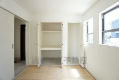 和室には押入れが付いています。来客用のお布団や、季節物の家電などの収納にも困りませんね＾＾