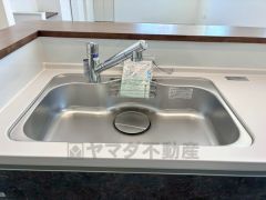 大きなお鍋も楽々洗える幅の広いシンクです＾＾ステンレスシンクなので簡単にお掃除できますよ。洗剤やスポンジもすっきりできる収納付き。