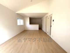 家族が集まる開放的なリビングは18帖あります。思い思いの時間を過ごしたり食事をしたり、素敵な団らんの場になりますね。