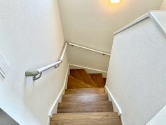 日中でも暗くなりがちな階段には、小窓を配置し採光も考えられたつくり＾＾手摺付きなので安全に上り下りできますね＾＾