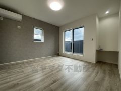 バルコニーに面した洋室です。大きな窓からやわらかな陽が差し込む明るいお部屋です。寝室としてもおすすめです。