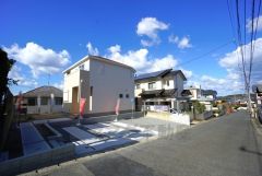 東側約5.1ｍの公道に面しています。 前面道路は広々としているので、駐車の苦手な方でも安心ですね＾＾