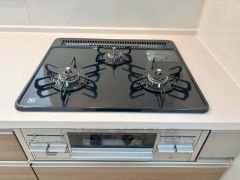 3種類の料理が同時に調理できる、3口ガスコンロ。忙しい夕食の支度時間が短縮できて効率よくお料理が楽しめます。