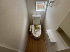 ウォシュレット付きトイレです。1階2階の2ヶ所にトイレがあるので、忙しい朝にもゆとりができますね。