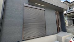 外観を損なわないシンプルなデザインのシャッター。防犯や長期の両行などで家を空けるときにや台風対策に効果的です。