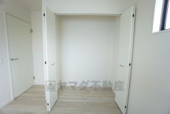 大容量のウォークインクローゼット。季節ごとのお洋服全てを収納できるので、手間のかかる衣替えも楽になりますね＾＾