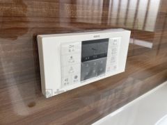 浴室内の給湯器リモコン。追炊き機能付き。