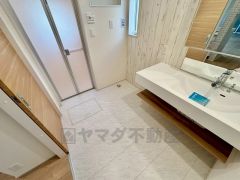 ハンドシャワー付きで使いやすい洗面台です＾＾鏡裏と洗面ボウル下に収納付きの洗面台なので、整理整頓ができスッキリと使えます＾＾