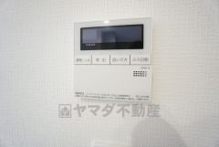 キッチン横からお湯張り、追い炊き、足し湯がボタン一つで楽々操作できる給湯機リモコンです。忙しい夕飯準備の時間帯に重宝しますね。