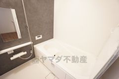 1日の疲れを癒すくつろぎのバスルーム。足を伸ばしてもゆったりと入れるサイズです。お子様と一緒にお風呂に入っても狭くないですね＾＾