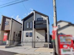 カースペースは2台分確保＾＾ご夫婦で1台ずつ所持されているご家庭も、来客時も安心ですね。 並列で駐車できるのでお車を入れ替える必要もありません＾＾