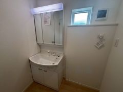 洗面台、洗濯機置き場、バスルームが連なっている、生活導線の考えられた作りになっています。