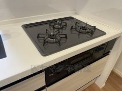 同時にたくさんの料理が調理できる3口コンロ。長時間熱を通しておきたい煮込み料理を作りながら、炒め物など同時進行で進められます。