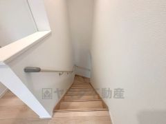 日中でも暗くなりがちな階段には、小窓を配置し採光も考えられたつくり＾＾手摺付きなので安全に上り下りできますね＾＾