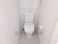 ウォシュレット付きトイレです。1階2階の2ヶ所にトイレがあるので、忙しい朝にもゆとりができますね＾＾