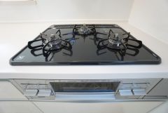 3種類の料理が同時に調理できる、3口ガスコンロ。忙しい朝食やお弁当作りも効率良くお料理できますね＾＾
