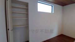 まとめ買いしてもこの収納量なら心配要らずのパントリー。調理家電や食品のストックをすっきりまとめられ、キッチン周りを広々使えます。