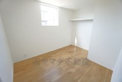 大きめのクローゼットがついた使いやすい洋室です。すっきりと整理整頓できるので気持ちよくすごせます＾＾