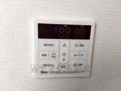 キッチン横からお湯張り、追い炊き、足し湯がボタン一つで楽々操作できる給湯機リモコンです＾＾忙しい夕飯の準備の時間帯に重宝しますね。