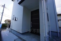 玄関は奥まって設置されており、雨にも濡れにくくなっています。