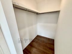 洋室にはハンガーパイプ付きのウォークインクローゼットが設けられています。たっぷり収納できるので衣替えの心配もいりませんね＾＾