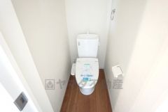 ウォシュレット付きトイレです。1階2階の2ヶ所にトイレがあるので、忙しい朝にもゆとりができますね＾＾ 温水洗浄便座リモコン付き。