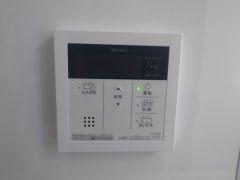 キッチン横からお湯張り、追い炊き、温度調節がボタンで楽々操作できる給湯器リモコンです＾＾忙しい夕飯の準備の時間帯に重宝しますね。