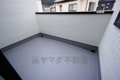 幅広のインナーバルコニーは多少の雨でも洗濯物を守ってくれ、家事を助けてくれること間違いなし。眩しすぎる日差しも和らげます。 