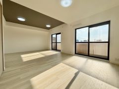 大きな窓のあるリビングは、陽光あふれる明るい空間です。居心地良く、ご家族皆がゆったり寛げる憩いの空間となりそうです。
