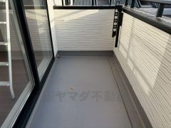 陽当たりの良いバルコニーです。お洗濯やお布団干しはもちろん、日光浴スペースにも。足元は防水工事施工済です。