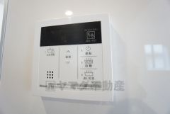 キッチン横から追い炊き、温度調節など楽々操作できる給湯器リモコンです＾＾忙しい夕飯の準備の時間帯に重宝しますね。