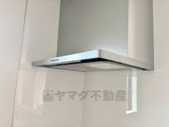 お手入れが簡単なスリム型レンジフードです。調理により発生する油煙や臭いを吸い込み、屋外へ排気してくれます。