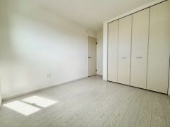 大きめのクローゼットがついた使いやすい洋室です。すっきりと整理整頓できるので気持ちよくすごせます＾＾