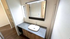 ホテルライクな洗面化粧台を採用　 パントリー　ウォークインクローゼットへつながる快適な動線設計です。