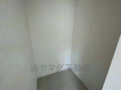 収納力豊富なウォークインクローゼット。洋服や小物などを1箇所にまとめて美しい収納を実現します。
