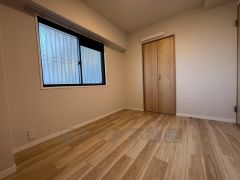 4.6帖の洋室。居室としてももちろん、収納や書斎、お子様のプレイスペースにも。使い勝手が良さそうです＾＾