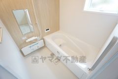 1日の疲れを癒すくつろぎのバスルーム。足を伸ばしてもゆったりと入れるサイズです。お子様と一緒にお風呂に入っても狭くないですね^^