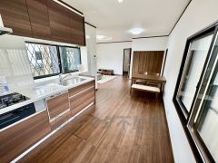 収納も、作業スペースも広々と設けられた使いやすいシステムキッチンです＾＾カウンターキッチンなので、ご家族と会話をしながら楽しくお料理ができます＾＾