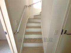 手摺付きなので安全に上り下りできますね。